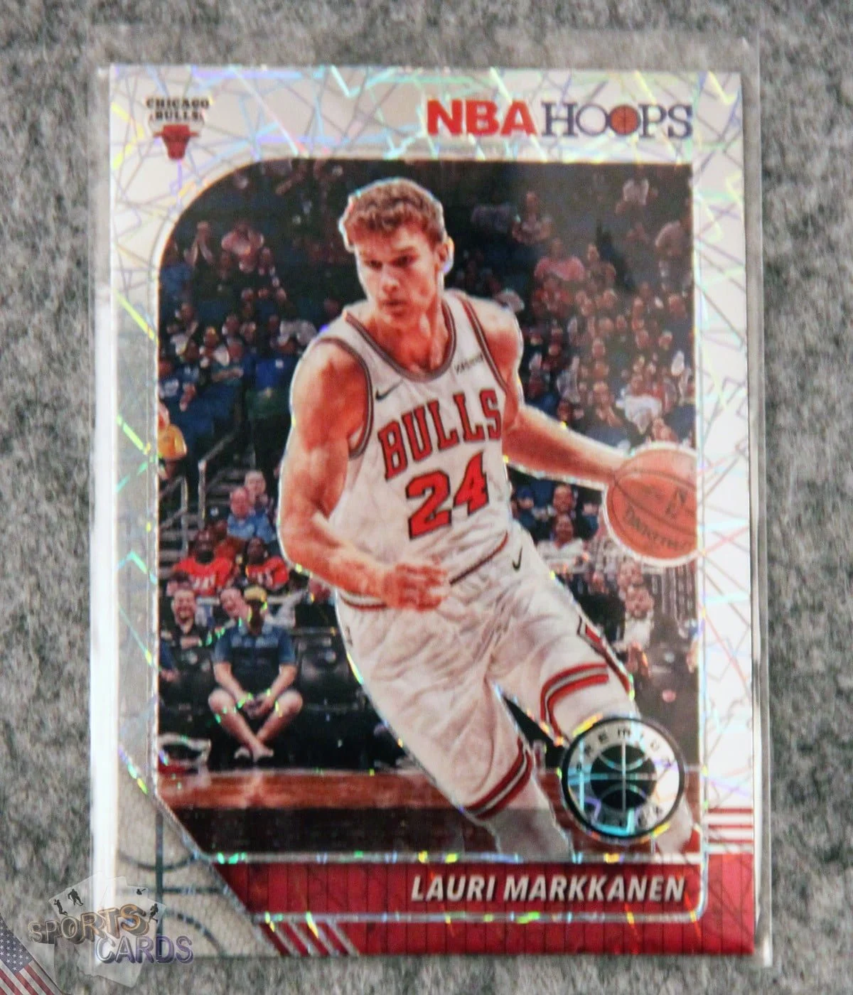 2019-20 Lauri Markkanen #27 Panini NBA Hoops Premium Stock Silver Lazer Prizm-front