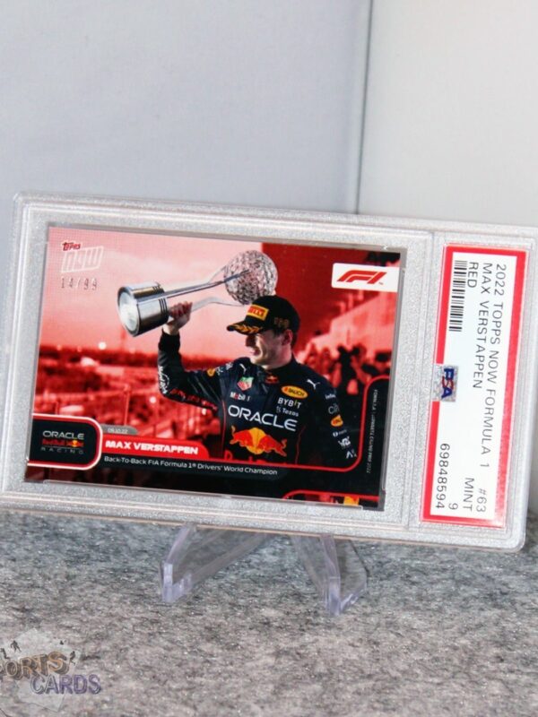 2022 Max Verstappen #63 Topps Now Formule 1 Red PSA 9 MINT /99-stand