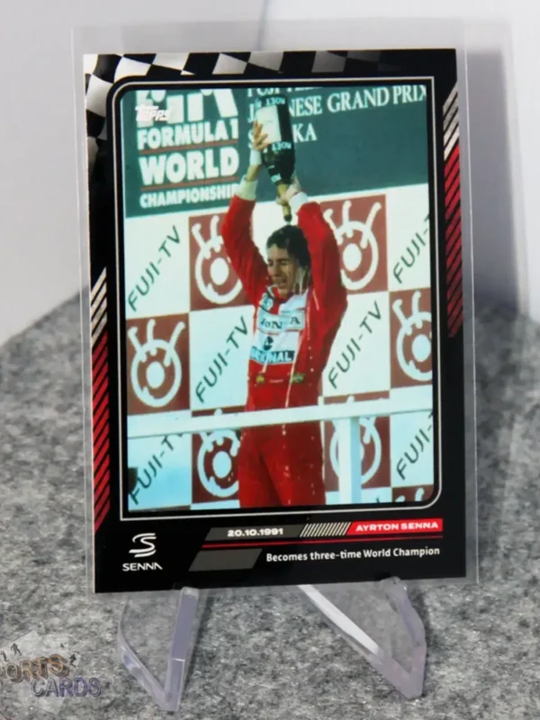 2023 Ayrton Senna #36 Topps Story of Senna Becomes Three time World Champion - Afbeelding 3