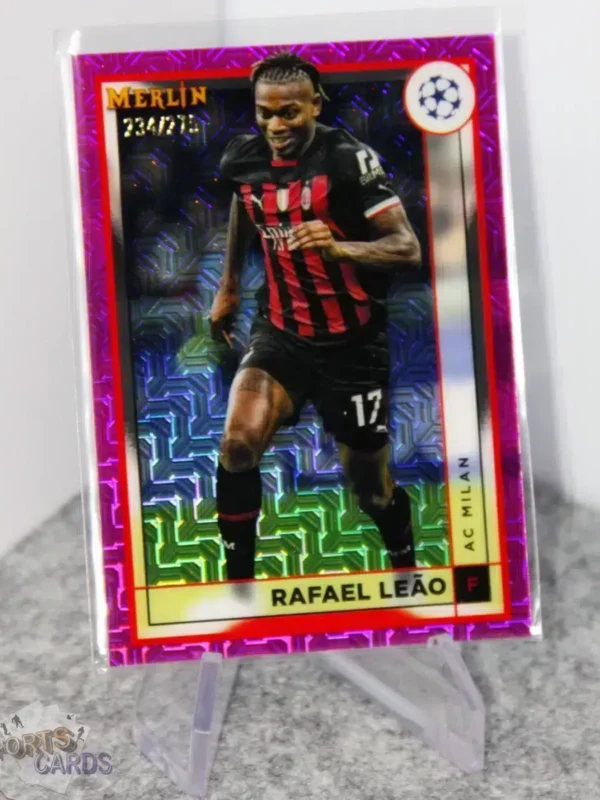 2022-23 Rafael Leao #3 Topps Merlin UEFA Champions League Pink Mojo Refractor /275 - Afbeelding 3