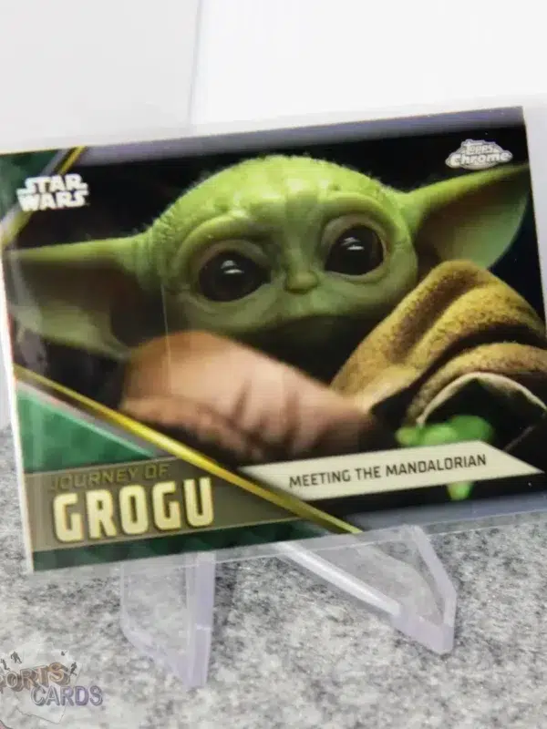 2023 Journey of Grogu #JG-2 Topps Chrome Star Wars Meeting the Mandalorian-stand