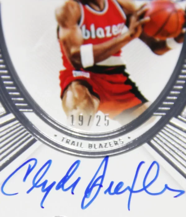 2021-22 Clyde Drexler #EXC-CLY Panini Flawless Excellence Autograph Silver SN#19 - detail
