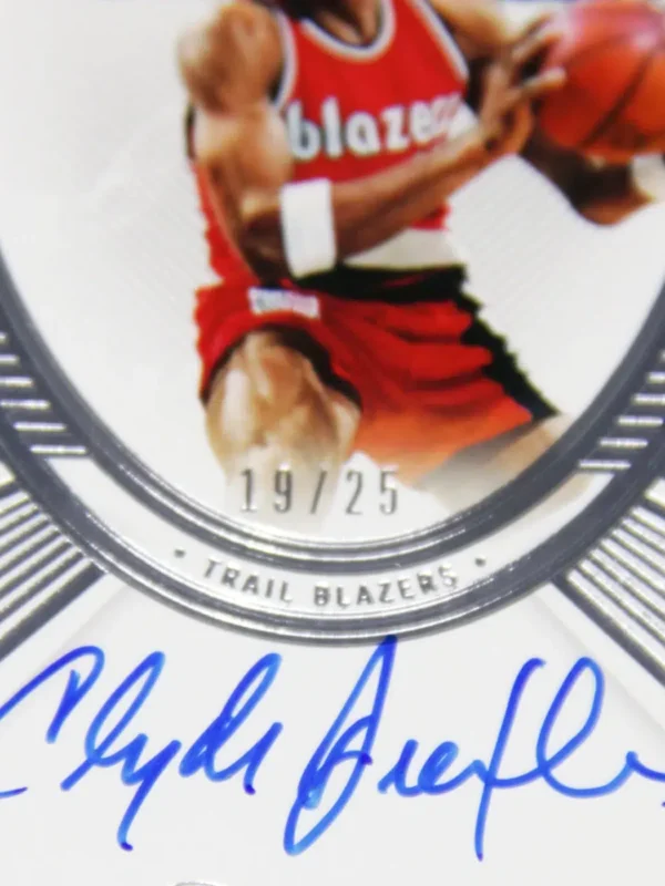 2021-22 Clyde Drexler #EXC-CLY Panini Flawless Excellence Autograph Silver SN#19 - detail