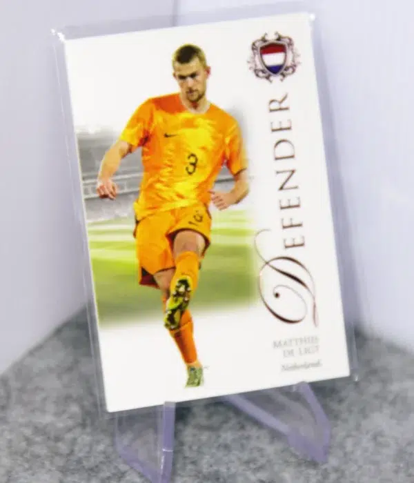 2023 Matthijs de Ligt #012 Futera Unique Football Defender Pink SN#16 - stand