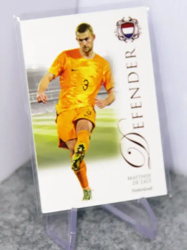 2023 Matthijs de Ligt #012 Futera Unique Football Defender Pink SN#16 - stand