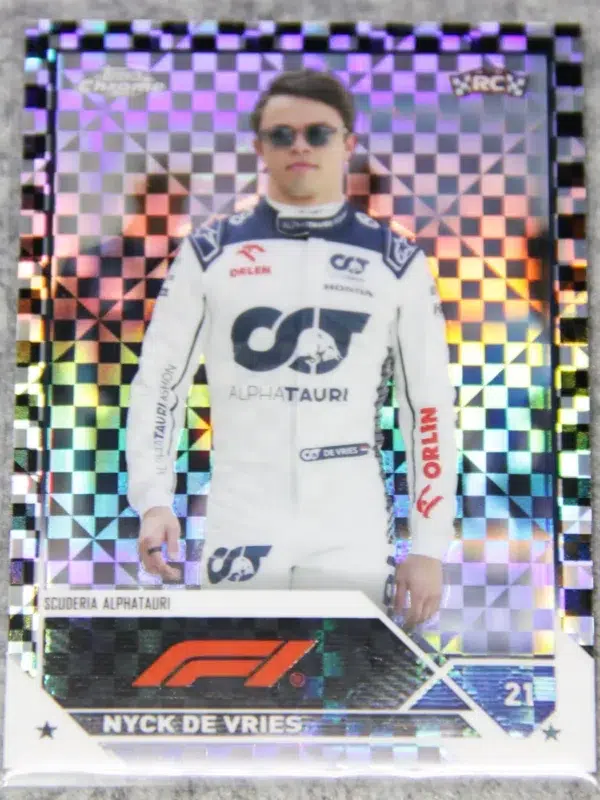 2023 Nyck de Vries #21 Topps F1 Chrome Checker Flag Refractor RC - front