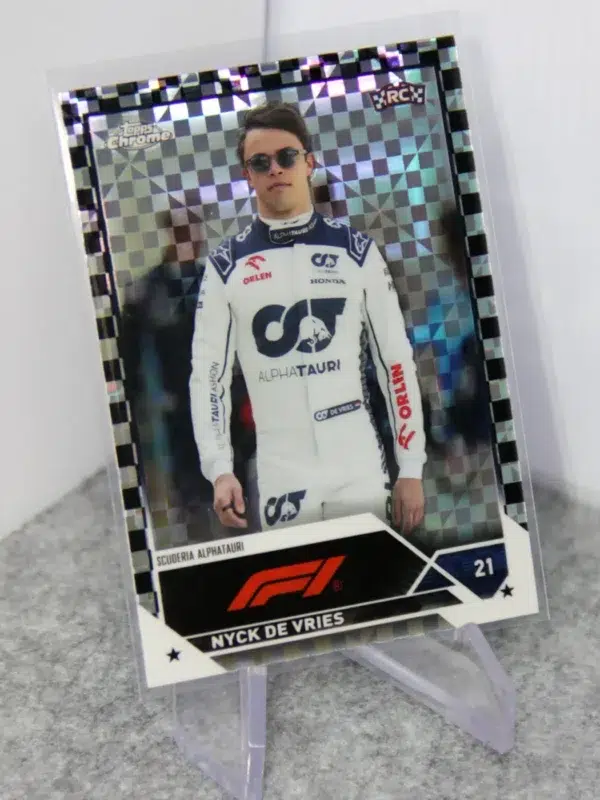 2023 Nyck de Vries #21 Topps F1 Chrome Checker Flag Refractor RC - stand
