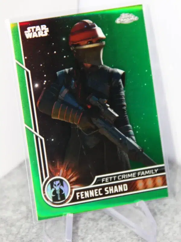 2023 Fennec Shand #90 Topps Star Wars Chrome Fett Crime Family Green Refractor SN#47 - stand