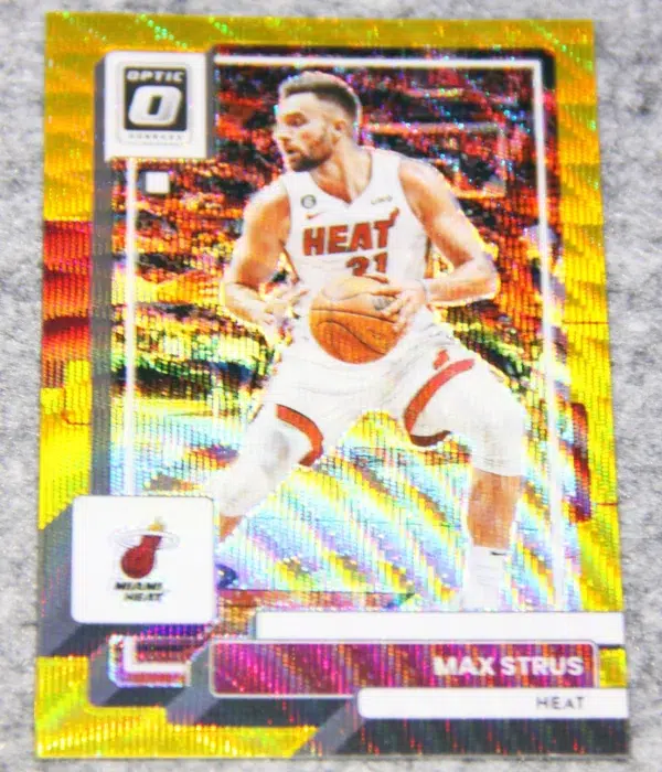 2022-23 Max Strus #168 Panini Donruss Optic Gold Wave Prizm SN#4 - front