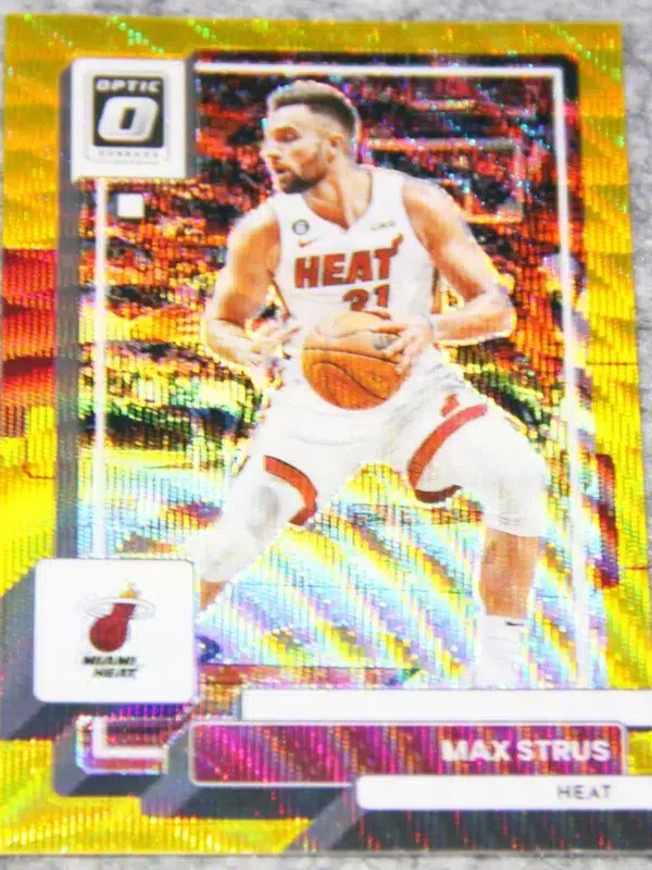 2022-23 Max Strus #168 Panini Donruss Optic Gold Wave Prizm SN#4 - front