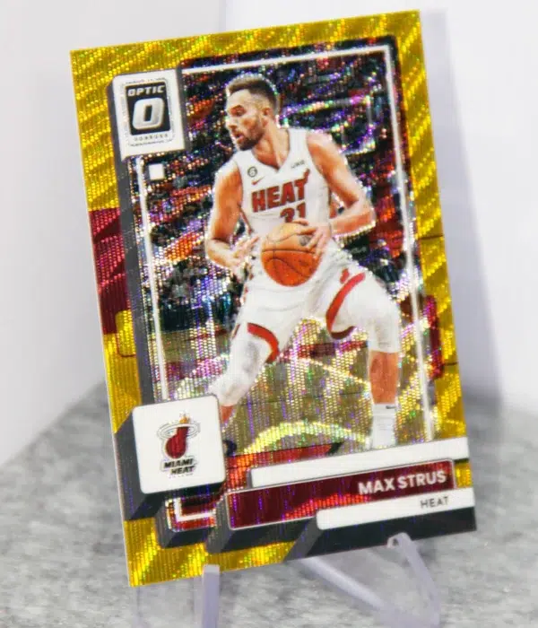 2022-23 Max Strus #168 Panini Donruss Optic Gold Wave Prizm SN#4 - stand