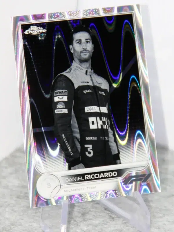 2022 Daniel Ricciardo #37 Topps Chrome F1 Black & White Raywave Refractor - stand