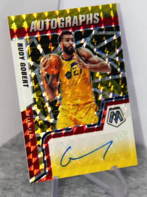 2021-22 Rudy Gobert #AM-RGG Panini Mosaic Autographs Red Yellow Choice Prizm